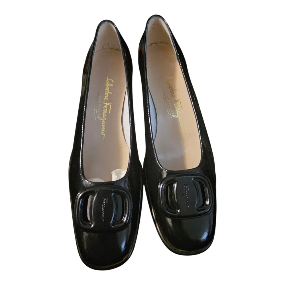 Ferragamo Gancini Vintage Black Patent Pumps Size 7.5B NIB